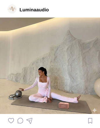 Instagram-opslag: kvinde laver yoga ved en Lumina-højtaler